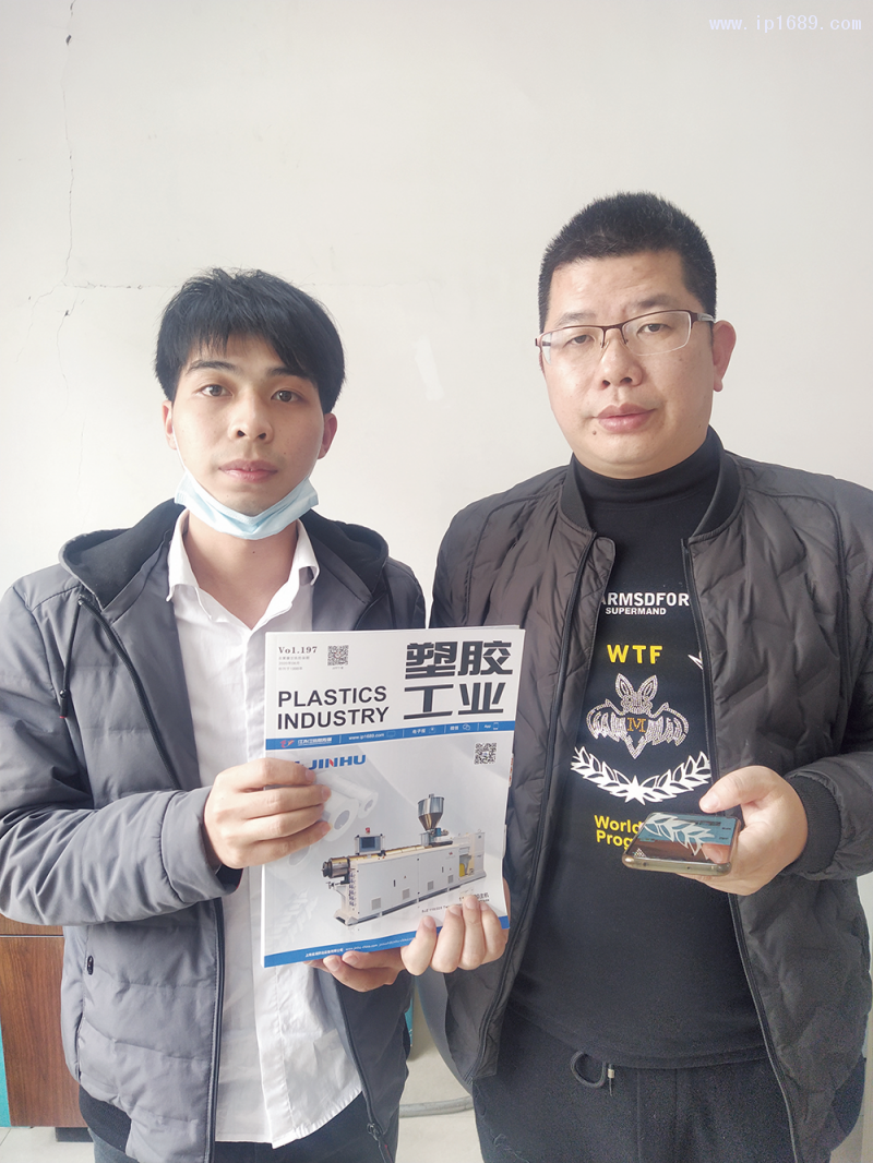佛山市顺德区希浩有机板材有限公司总经理胡盖(右)1