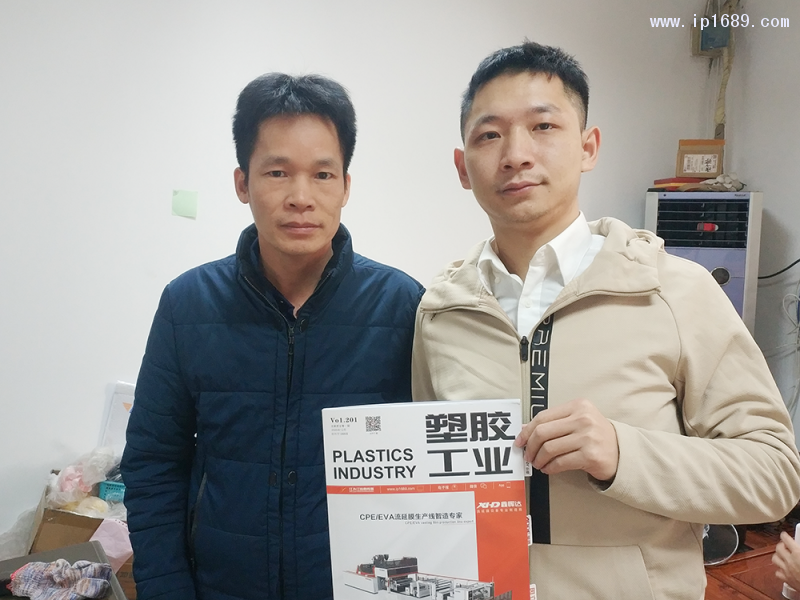 佛山市顺德区敏誉塑料包装有限公司总经理梁德斌(左)