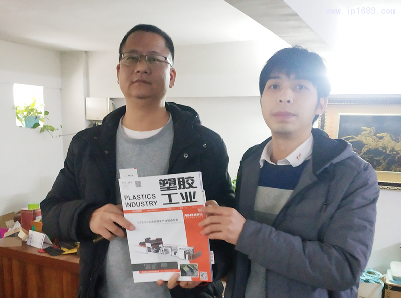 广州和唐塑料制品有限公司总经理舒坚强(左)