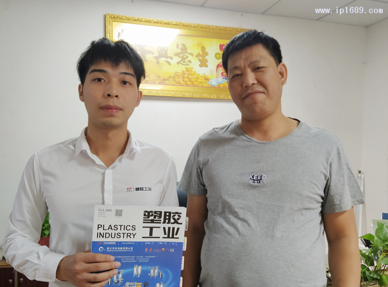 中山市小榄镇远利安塑料电器厂厂长熊跃福(右)