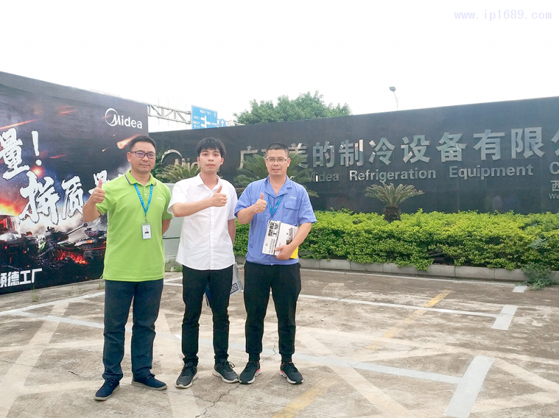 广州美的制冷设备有限公司卿晓光(右)与邓焜倍(左)