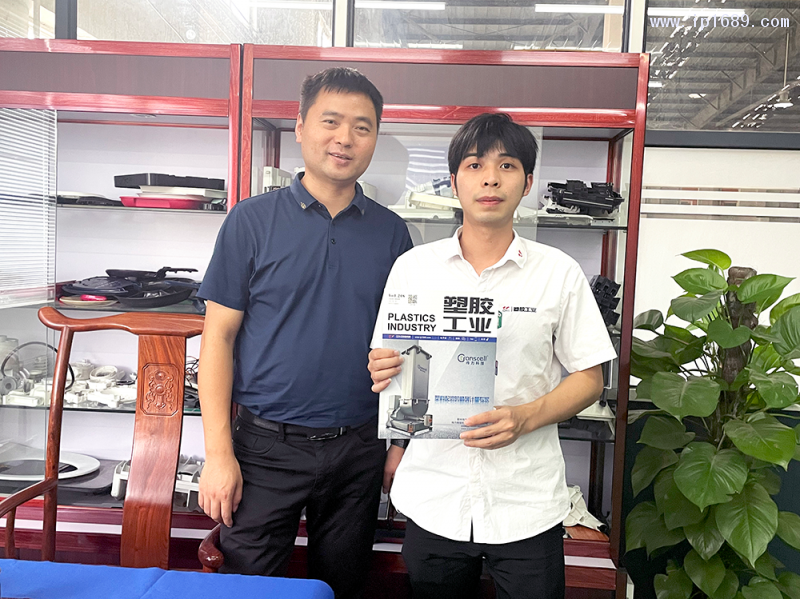 广东赛普电器制造有限公司BMC项目经理邹外平(左)