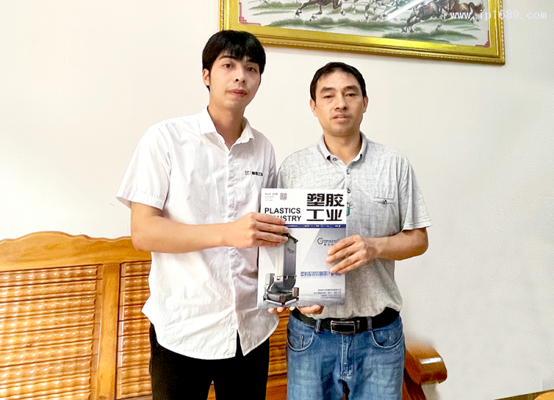 粤发塑料制品有限公司总经理孙良平(右)