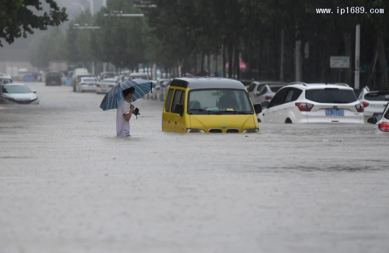 河南街道洪水覆盖车辆