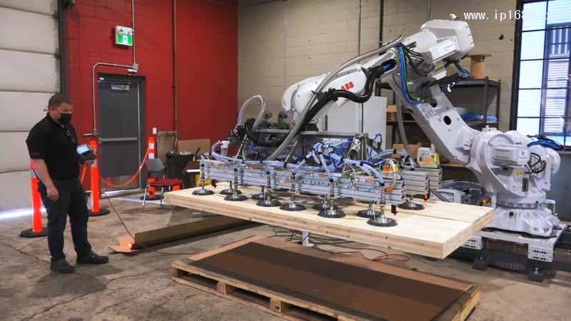 ABB机器人在预制生产线上加工、搬运和组装大块木材