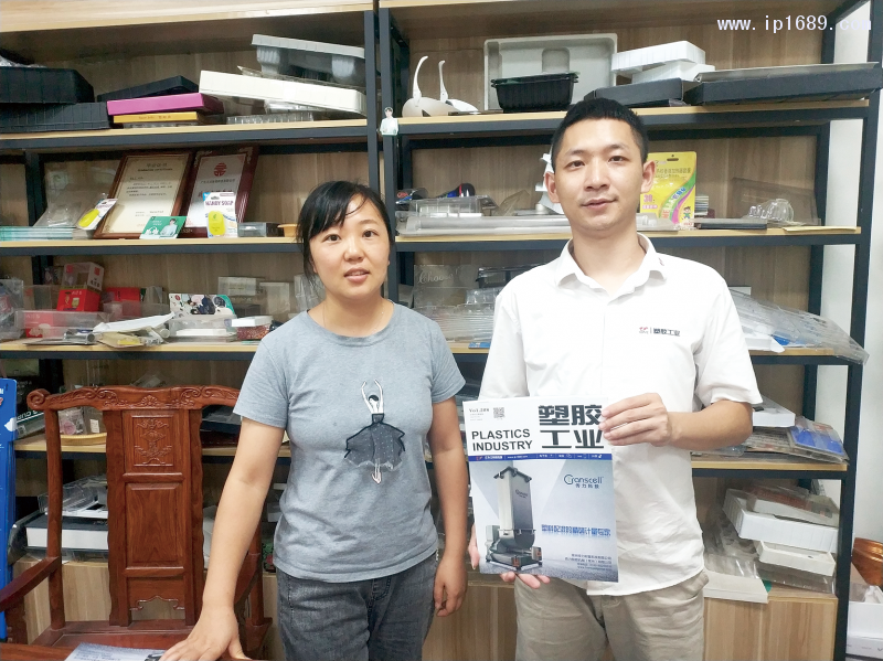 佛山市腾博包装制品有限公司总经理陆小姐(左)