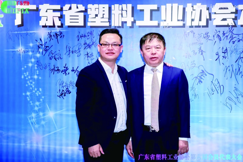 广东省塑料工业协会会长、金发科技股份有限公司副董事长首席战略官李建军(右)与《万博游戏体育
》总经理徐森(左)
