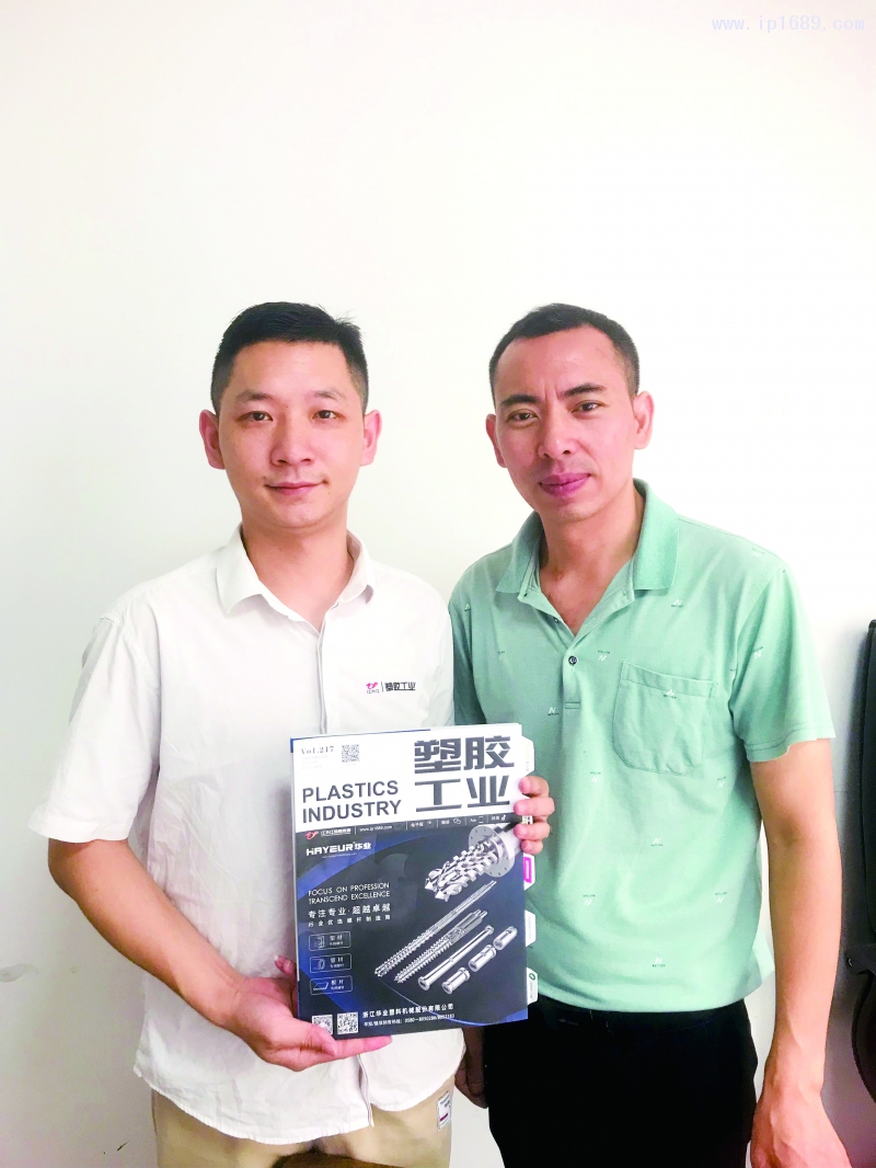 万博游戏体育
工作人员(左)与佛山市赛狼模具科技有限公司麦厂长(右)