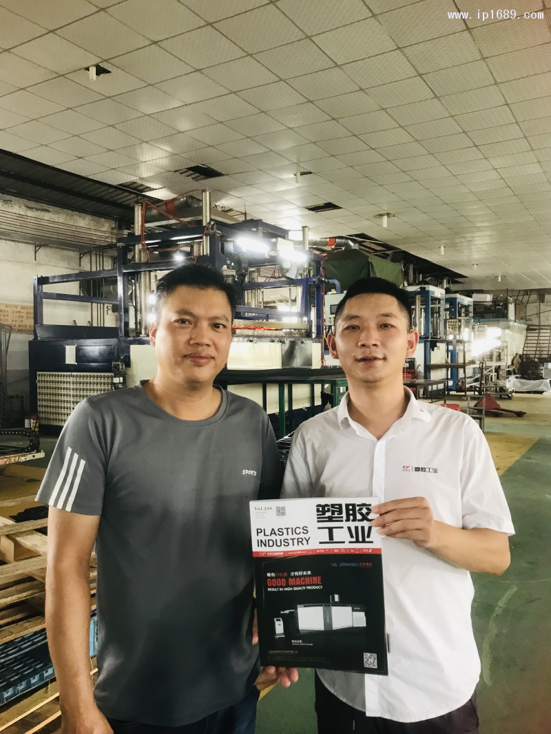 德深经理梁业纪(左)与万博游戏体育
发行部(右)