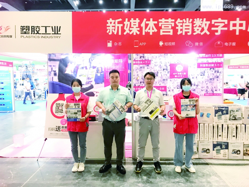万博游戏体育
工作人员合影
