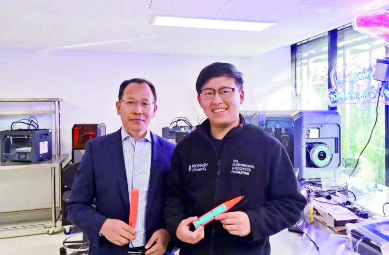 深圳光华伟业股份有限公司董事长杨义浒(左)