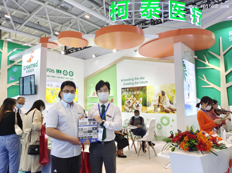 宁波柯泰医疗器械有限公司销售经理郭子淳(左)