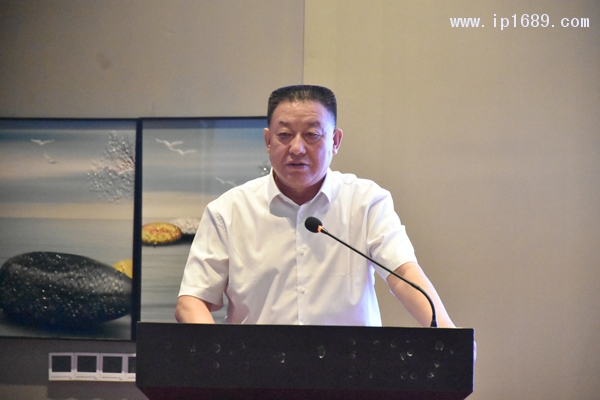 山西省塑料行业协会会长、中德投资集团公司董事长程田青作工作报告