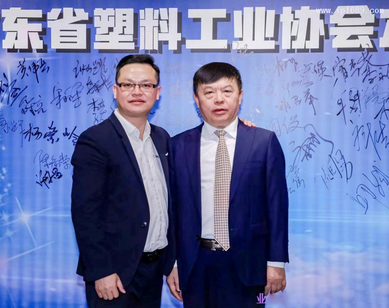 广东省塑料工业协会会长、金发科技股份有限公司副董事长首席战略官李建军(右)与《万博游戏体育
》总经理徐森(左)