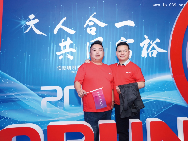 伯朗特营销副总经理尹贵超(左)与《万博游戏体育
》总经理徐森合影