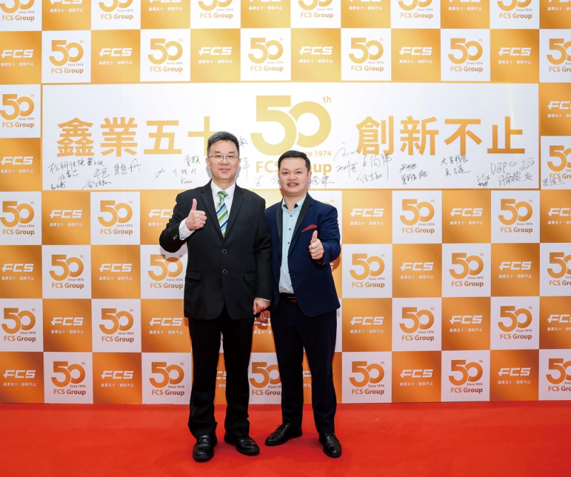 富强鑫集团副董事长王俊杰(左)和《万博游戏体育
》总经理徐森(右)合影-拷贝