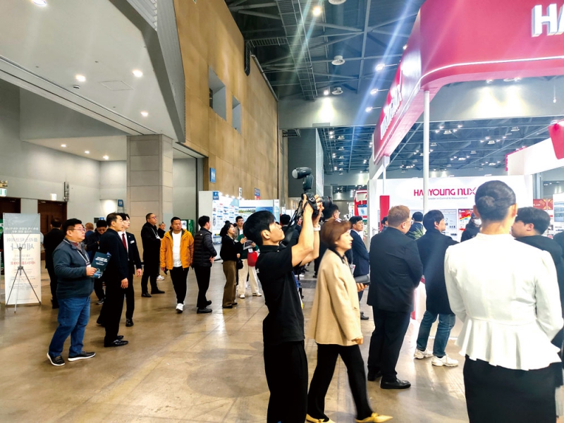 全球塑胶巨头齐聚，展示前沿技术设备-拷贝