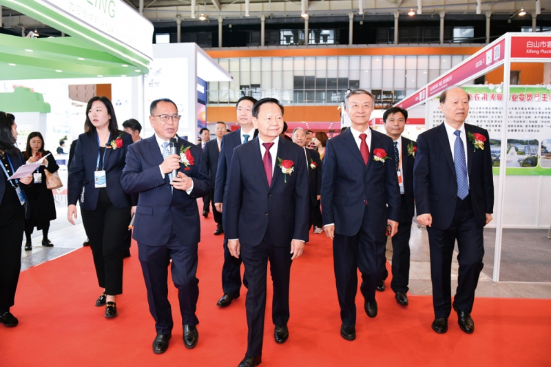 开幕式后,与会领导、嘉宾前往展馆进行参观-拷贝