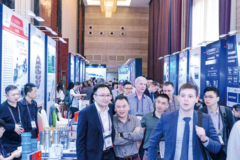 茶歇期间会场外人潮涌动-拷贝