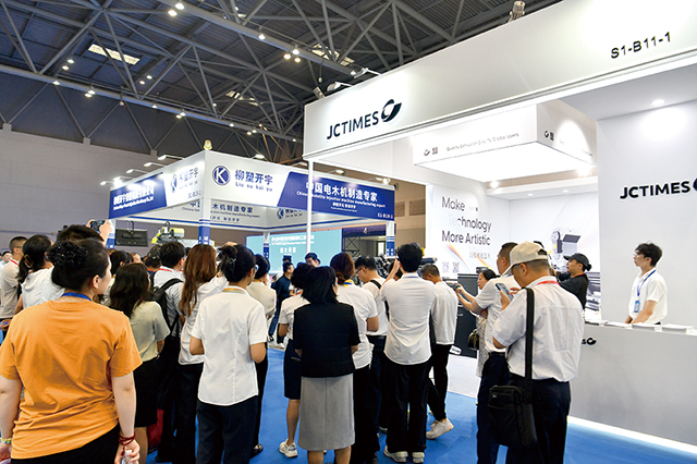 3观众与展商热烈互动