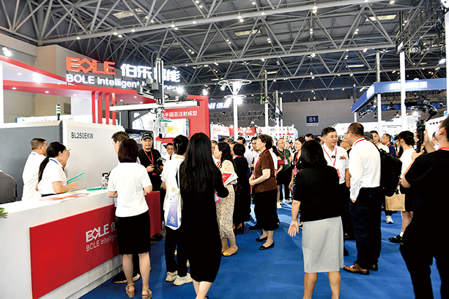 6.展台前人流如织，行业专家驻足交流