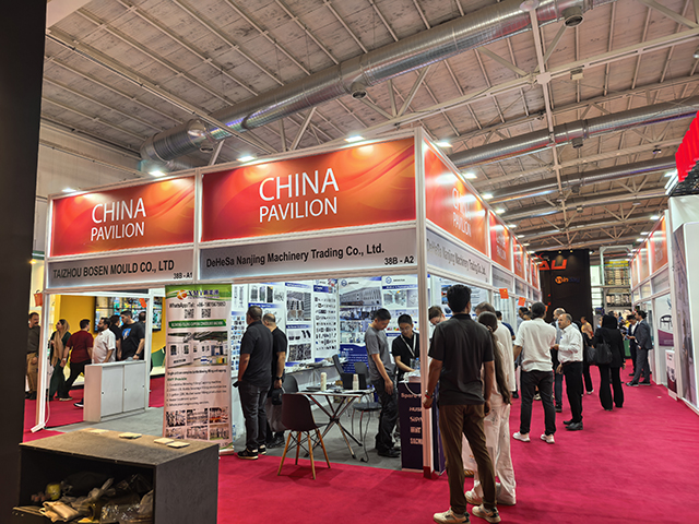 2.中国展团闪耀伊朗塑料展，红色通道上人流如织